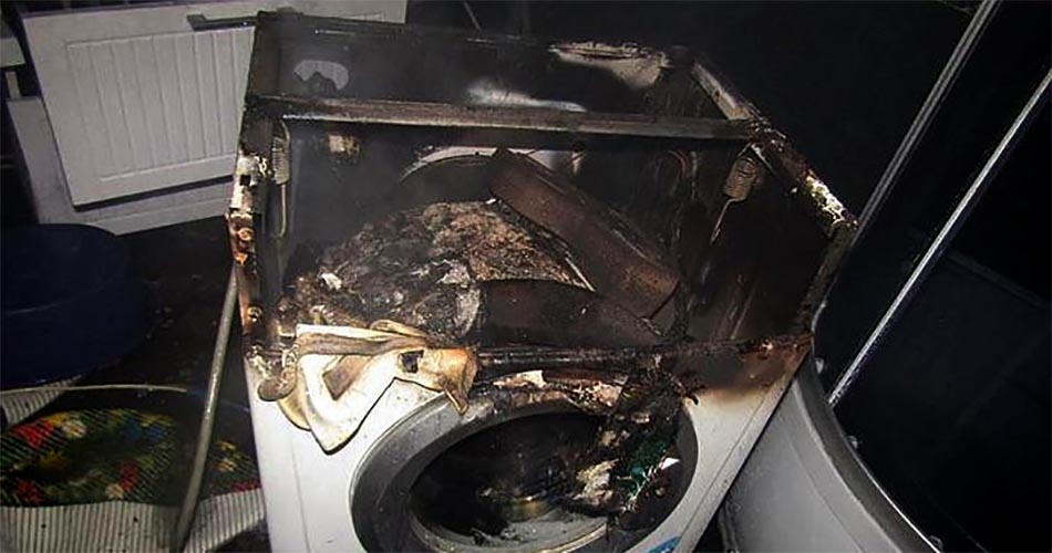 Машинка горит lg. Сгорела стиральная машинка. Сгоревшая стиральная машина. Возгорание стиральной машинки. Пожар стиральная машина.