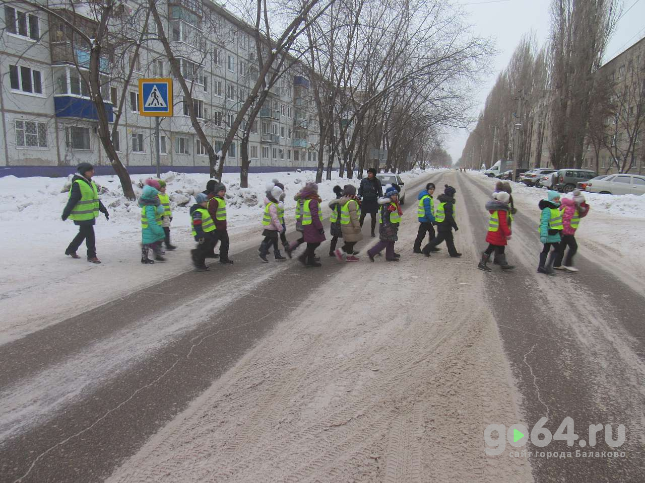 Детям и водителям в Балаково напомнили правила дорожного движения