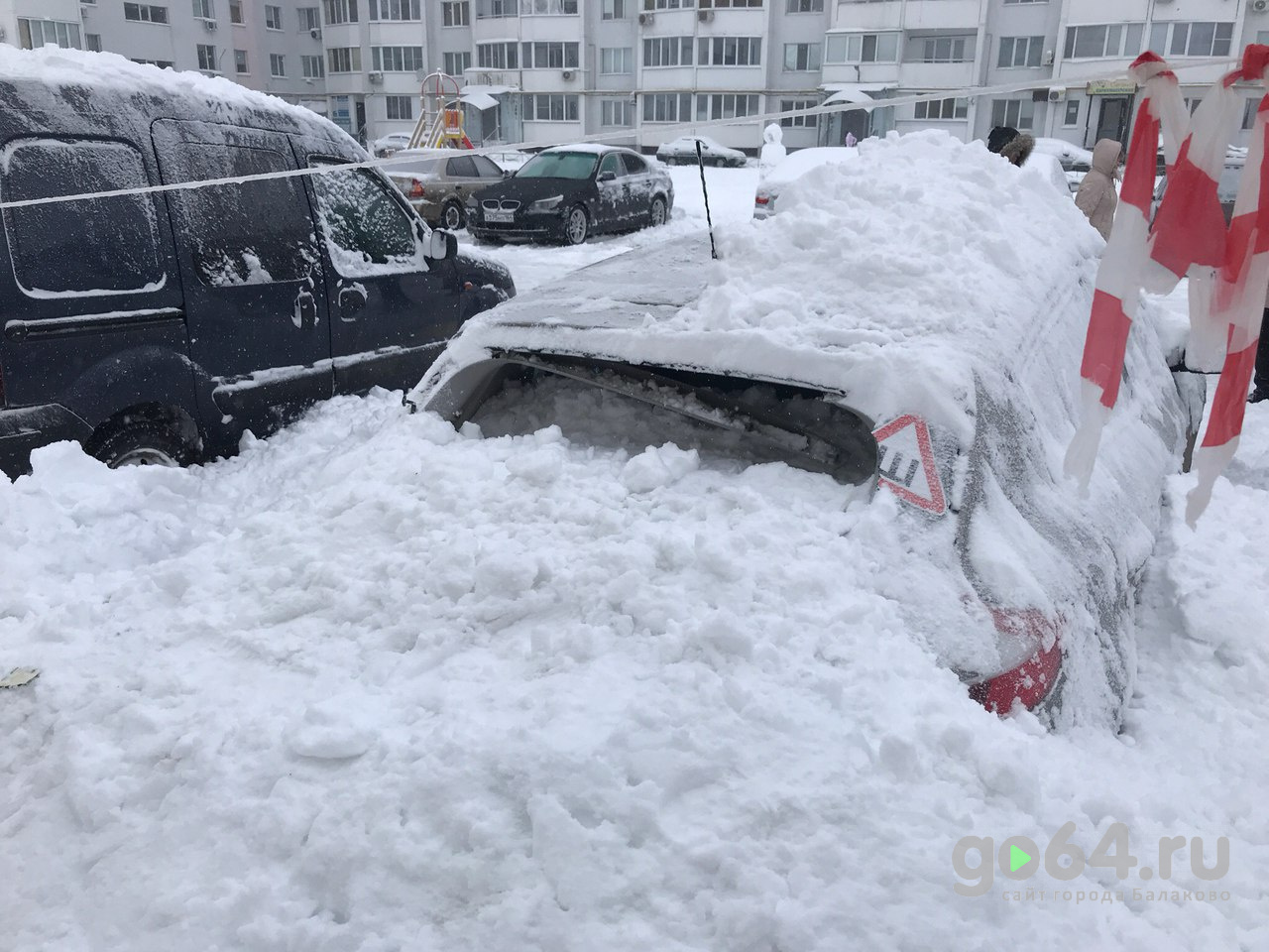 В Балаково «снежная лавина» сошла на автомобили