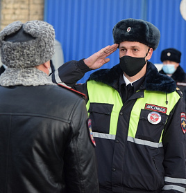 Полицейский на дне. Милиция Балаково. Сотрудники полиции Балаково. С праздником полиции. День милиции 2008.