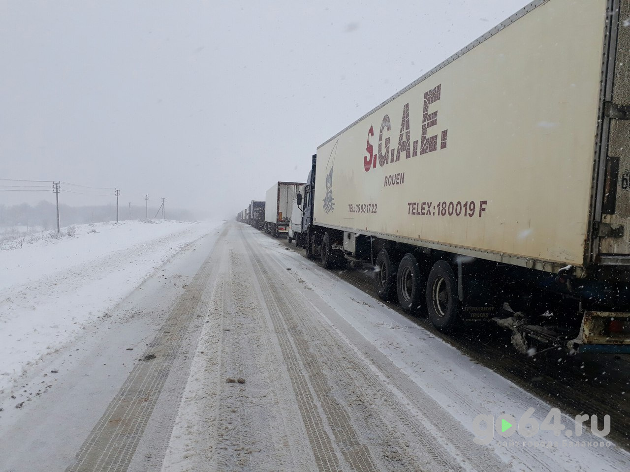 Вчера снег парализовал движение в городе и на трассах около Балаково