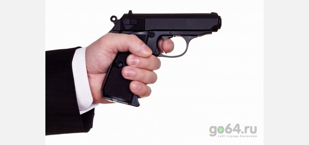 В Балаково мужчина угрожал пистолетом подросткам