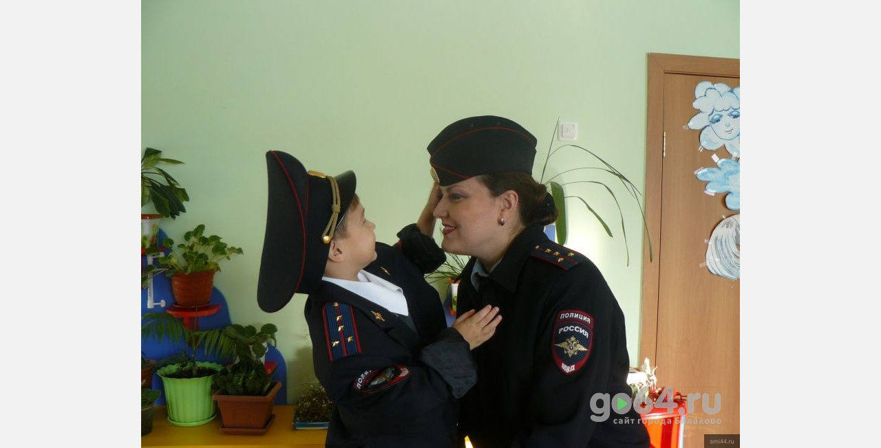 Балаковские полицейские сделали сэлфи с мамой
